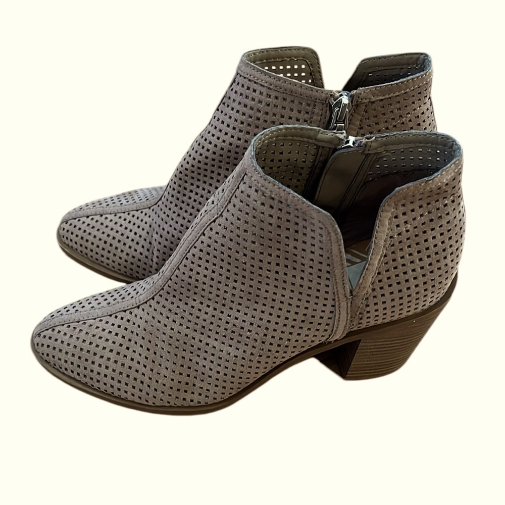 DV BY DOLCE VITA ETTIE PERFORATED FAUX LEATHER ANKLE BOOTS TAN SIZE 8.5